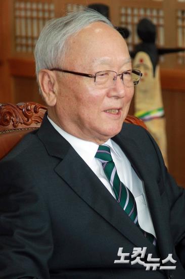 의원들과 환담하는 이병호 국정원장