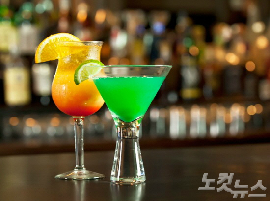 톱 오브 더 리프에서 괌의 석양을 마시다