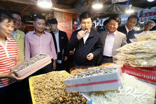 건어물 시식하는 황교안 총리