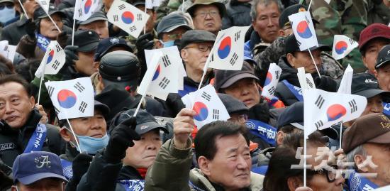 태극기 흔드는 대한민국고엽제전우회