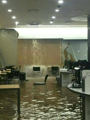 물폭탄에 침수된 연세대 도서관…재난영화 같다