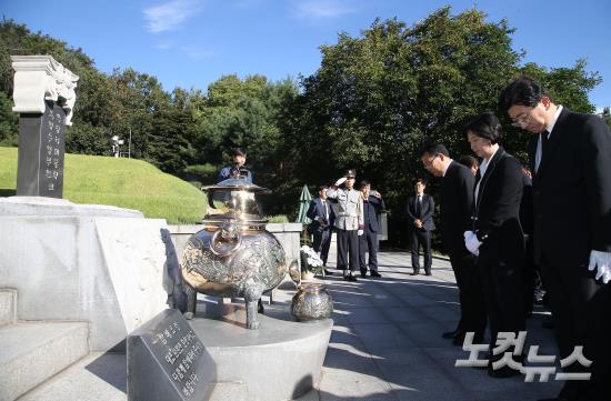 박정희 전 대통령 묘역 참배하는 추미애