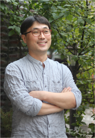 극장은 술집, 관객은 손님, 배경음악은 금지곡