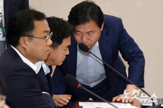 대화하는 농림축산식품위 김영춘 위원장과 새누리당 김태흠 간사