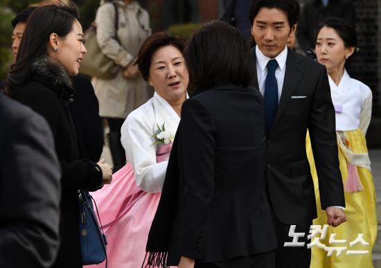 하객 맞이하는 정성이 이노션 고문