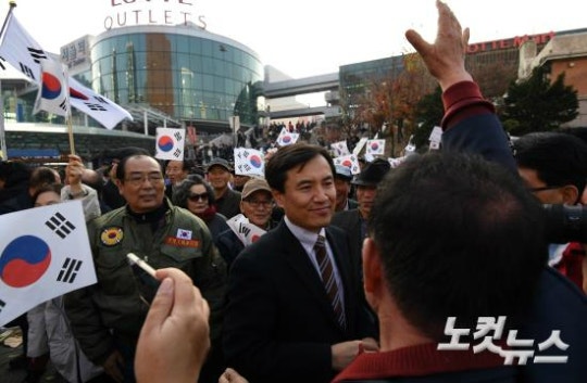 촛불 바람불면 꺼진다... 춘천 김진태 의원 어제상황 JPG ㄷㄷㄷㄷㄷ | 인스티즈