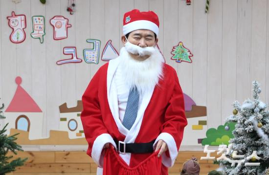 산타로 변신한 국회의장