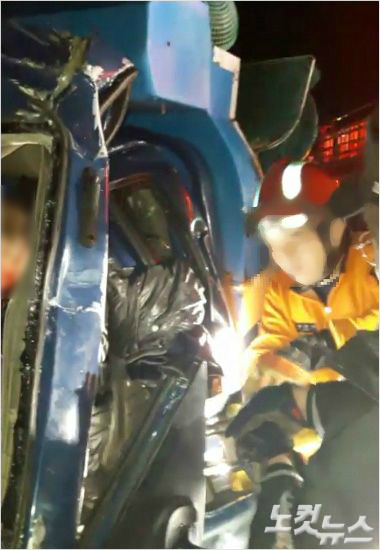 포항 장기면서 활어운반차 미군차량 충돌…2명 부상