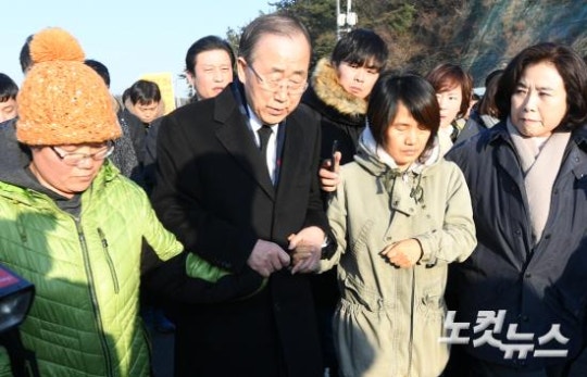 팽목항 찾아 유가족 위로 하는 반기문 | 인스티즈