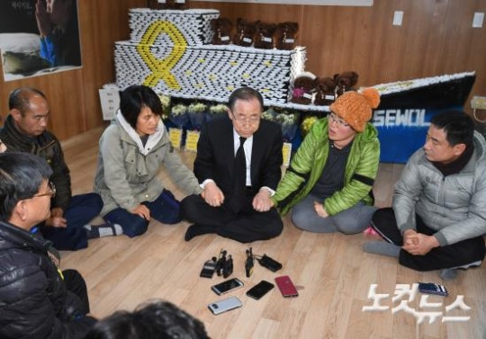 팽목항 찾아 유가족 위로 하는 반기문 | 인스티즈