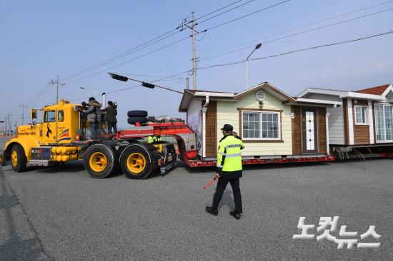 목포신항만에 도착한 미수습자가족들의 컨테이너 시설