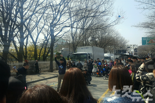 모처럼 만의 봄나들이…개나리 보고 산책도 하고