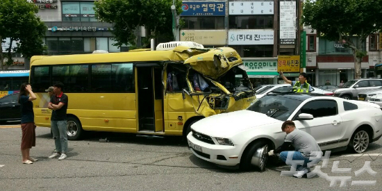 어린이집 버스가 인도로 쾅…2명 사망하고 9명 부상