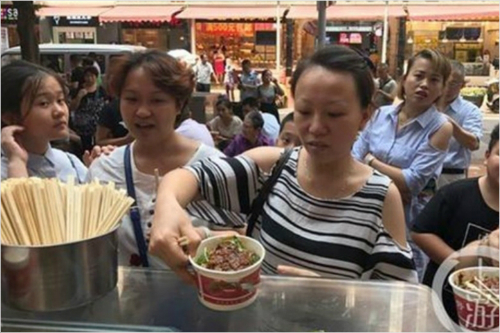 통 큰 왕서방, 약혼반지 찾아주자 국수 5천 그릇 대접 