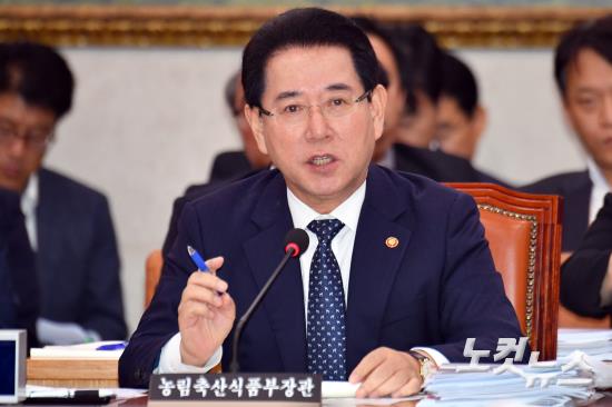 국감 답변하는 김영록 농림축산식품부 장관