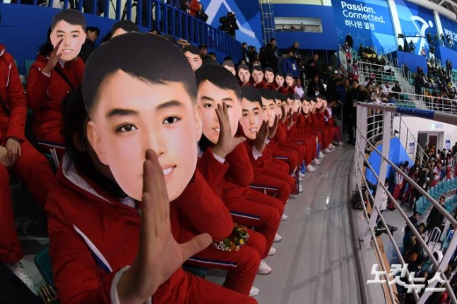 김일성 가면 쓰고 응원하는 북한 응원단 | 인스티즈