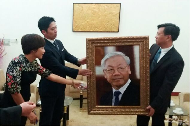 이용주 작가, 베트남 당서기장에 작품 기증