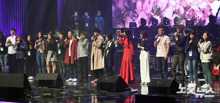 리허설에서 우리의 소원 부르는 남측 예술단