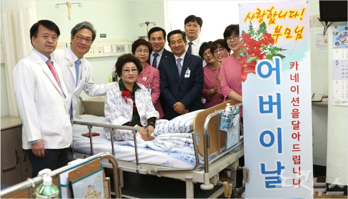 고신대복음병원, 어버이날 쾌유기원 카네이션 달아드려