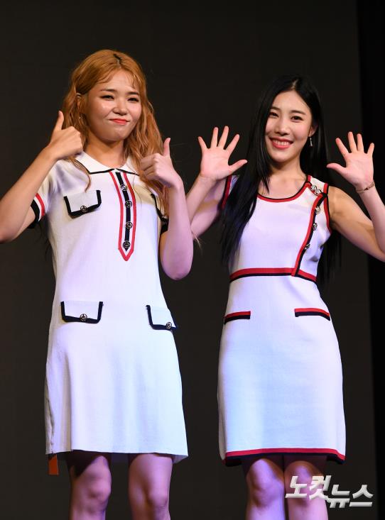 포즈 취하는 열두달