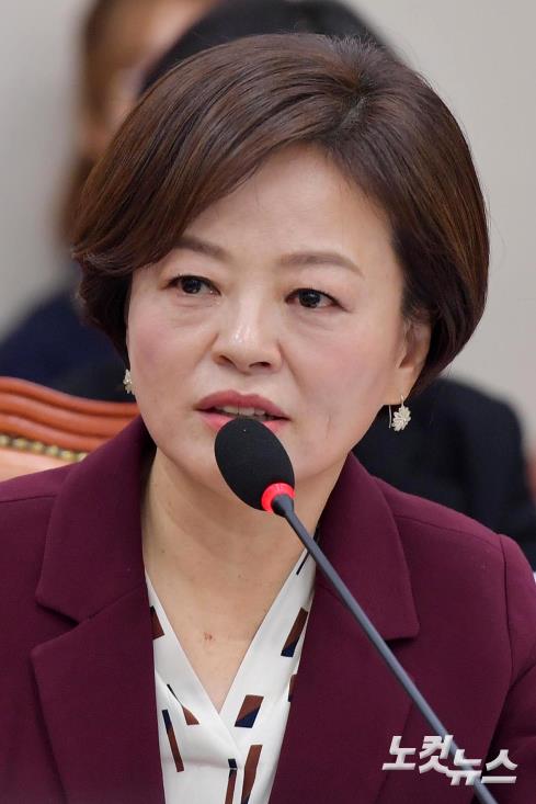 의원들의 질의 답하는 진선미 후보자