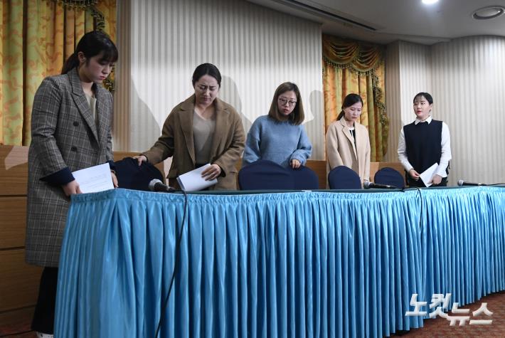 굳은 표정의 팀킴