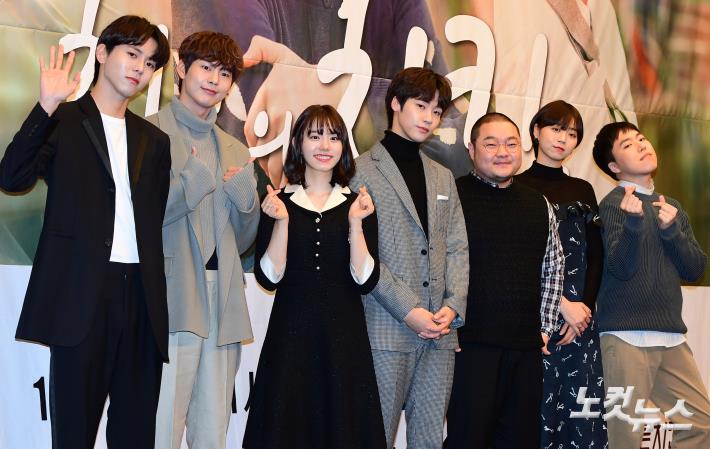 포즈 취하는 MBN 최고의 치킨 출연배우들