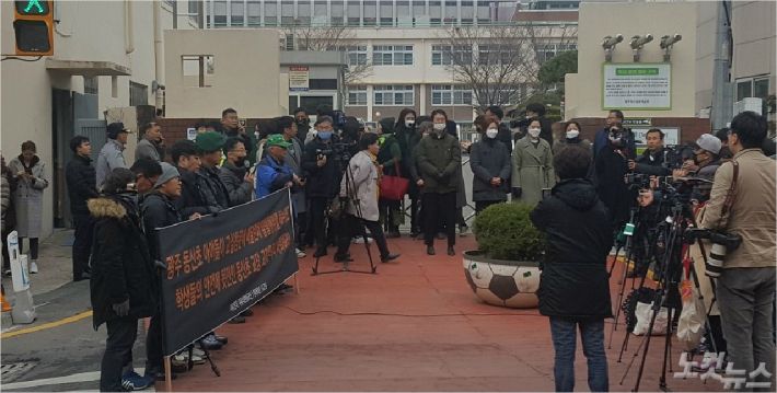 [속보] 전두환 물러가라 초등학교 앞에서 보수단체 항의 기자회견