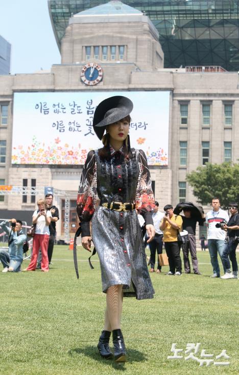 잔디밭 캣워킹