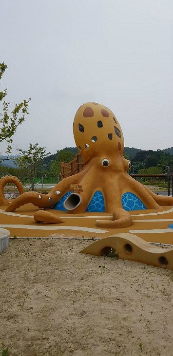 흉물이냐 랜드마크냐, 전주 웨딩의거리 1억짜리 곰