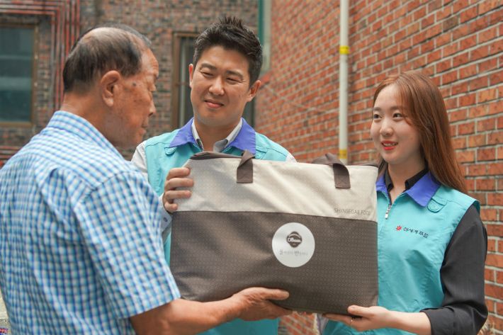 신세계푸드, 독거노인에 추석 명절음식 전달