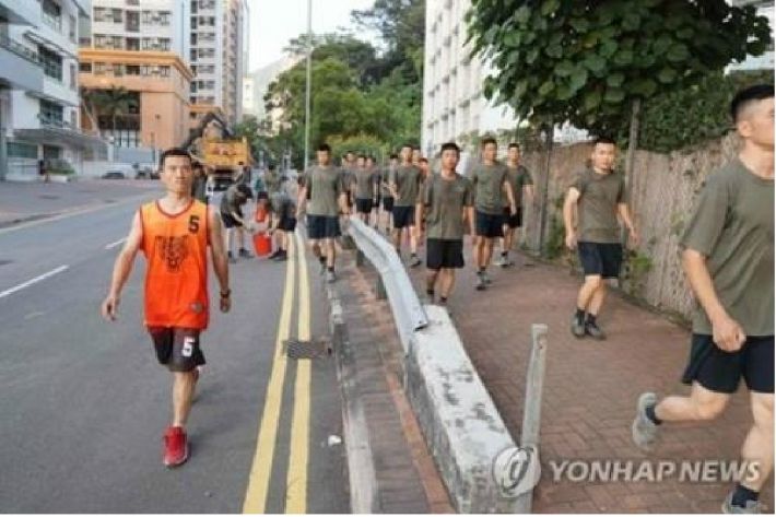 중국군 대테러부대 홍콩서 청소작업…군 투입 임박 신호?