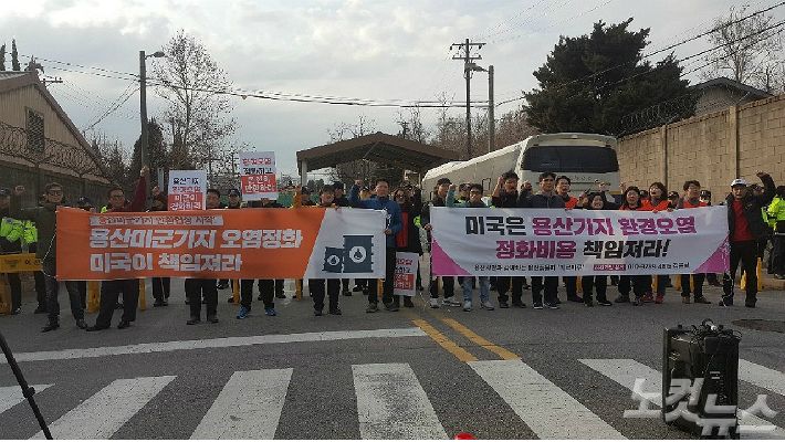 해리스 대사는 왜 3·6번 게이트 독극물 퍼포먼스 대상이 됐나
