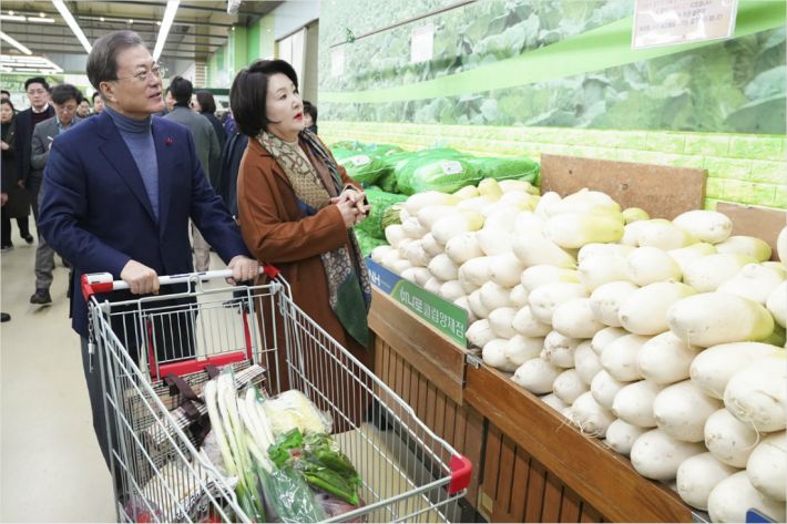 문 대통령, 설 하루 앞두고 하나로마트 방문…우리 농산물 구매