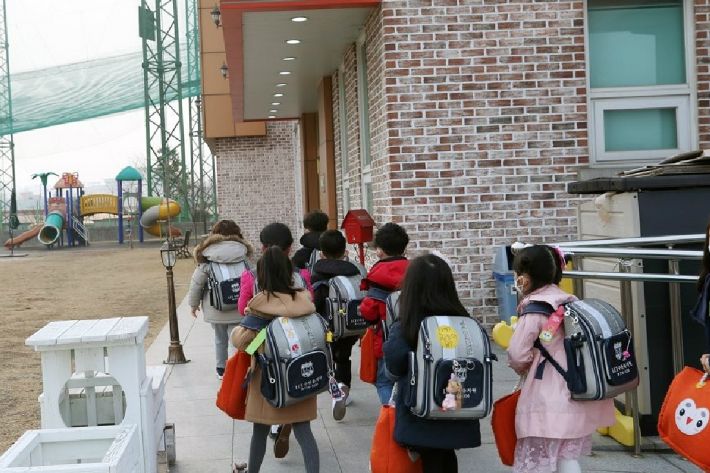 [속보]정부 어린이집, 학교보다 더 취약…등원여부 보수적 접근 필요