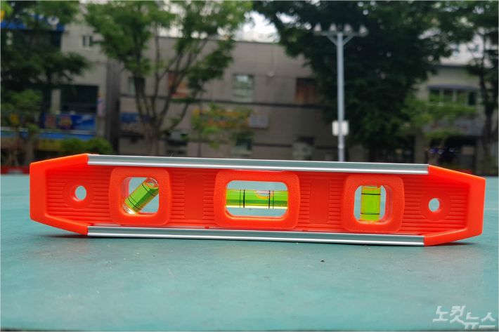 기울어진 다목적구장 아찔…운동하다 사람 잡을 판