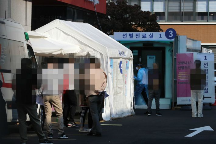 코로나19 신규확진 다시 세자리 요양시설·해외유입 위험