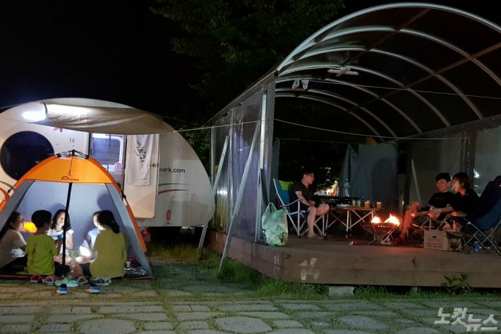 코로나에 지친 캠핑족 몰리면서 카라반 캠핑장 인기