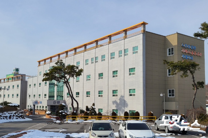 [르포]62명 코로나 확진 광주 효정요양병원 보호자들 발 동동