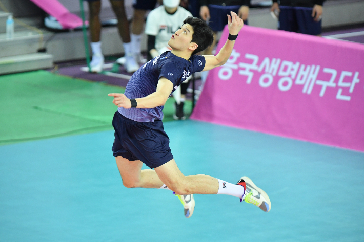 대한항공, 서브 폭발한 정지석 활약으로 삼성화재 격파