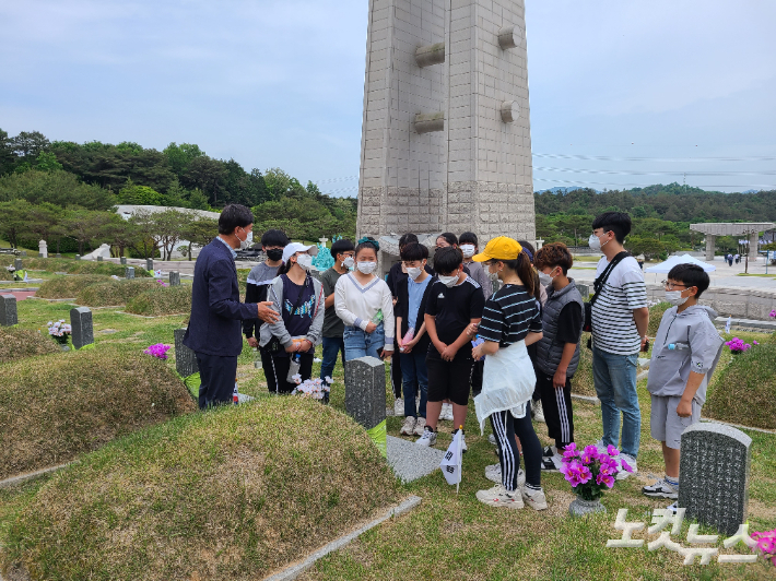 5·18 41주년 앞두고 5·18묘지에 추모 발길 이어져