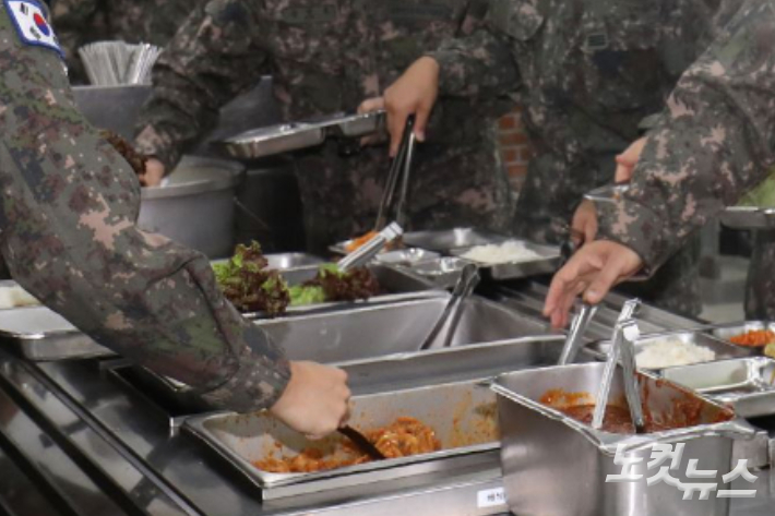 [이슈시개]갑질 어마어마…軍간부식당 뒷정리는 병사 몫?