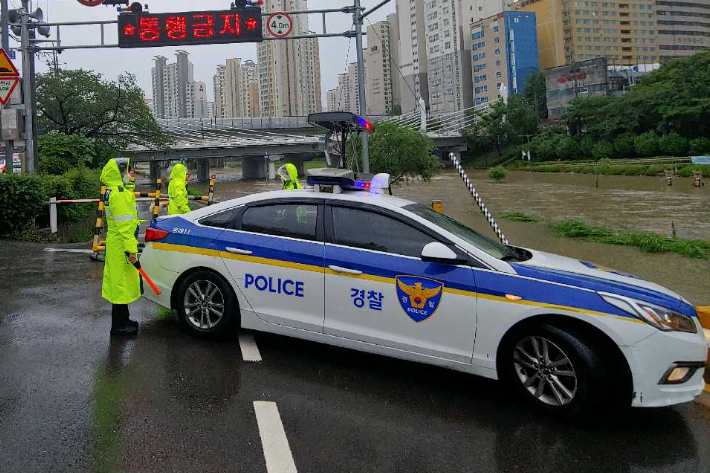 호우경보 부산…도로 통제 구간 늘어나