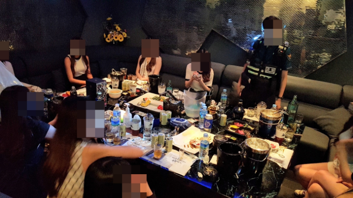 문 닫은 노래방인 척… 강남 유흥주점 적발