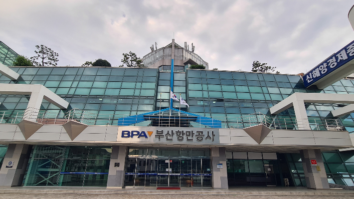 부산항 신항 서측 컨테이너 부두 운영사 공모 유찰…재공모