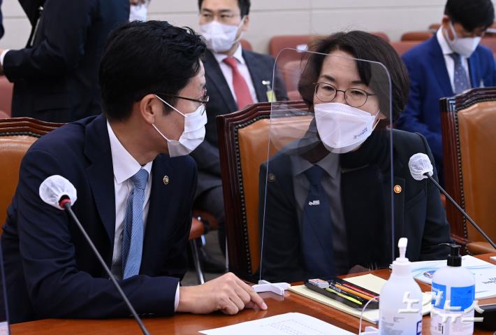 대화하는 임혜숙 과학기술정보통신부 장관-조경식 제2차관