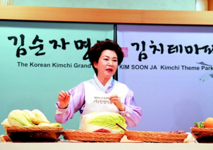 썩은 배추로 만든 명장김치 논란에 한성식품 공장 폐쇄