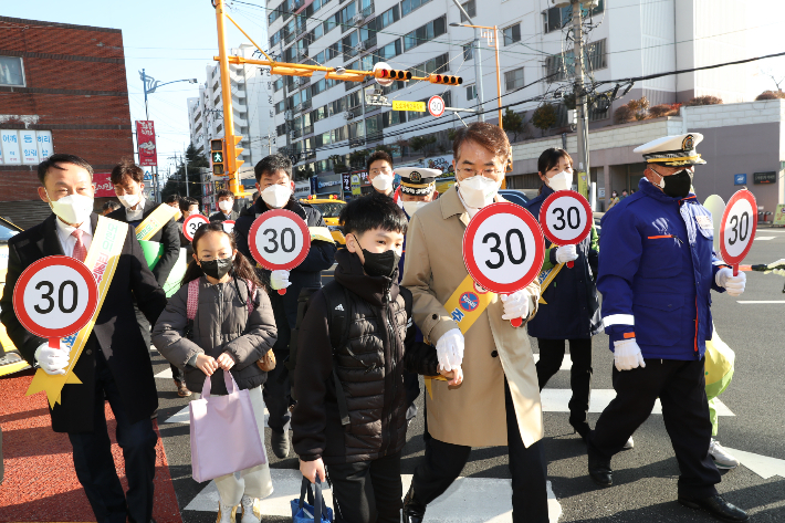 개학했어요. 초등학교 앞 30km 꼭 지켜주세요