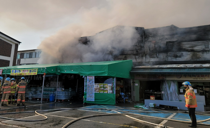 진천 식자재 마트서 불…990㎡ 전소