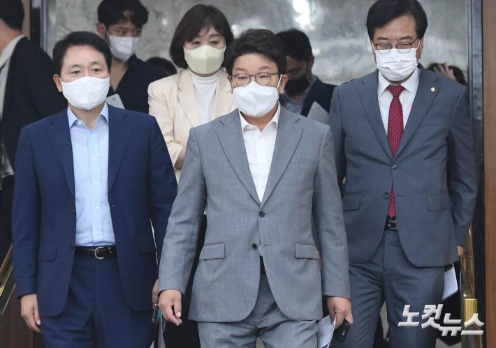 원내대책회의 참석하는 권성동 원내대표-성일종 정책위의장